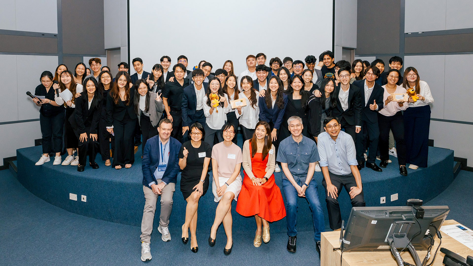 The judging panel and representatives from FASS and FOS (seated in the front row) joined the finalist teams for a group photo at the end of the competition.